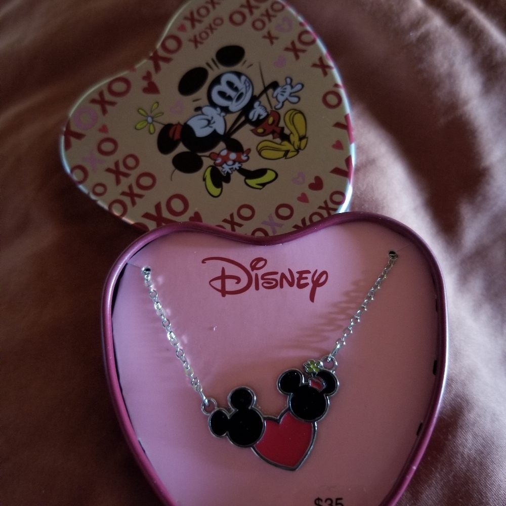 Mickey Loves Mini Mouse necklace in heart shaped M
